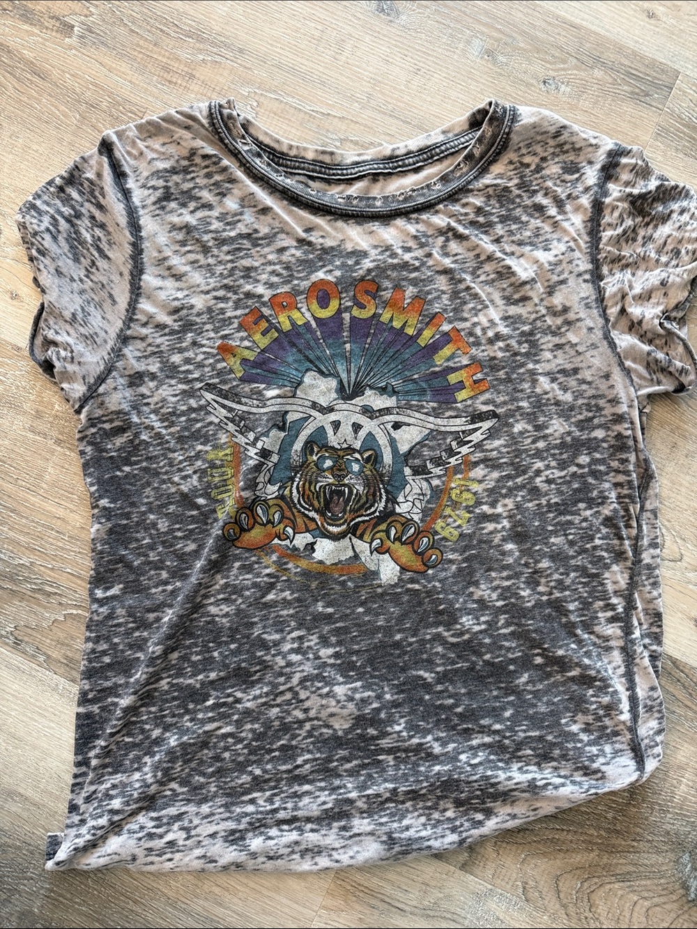 Recycled Karma Aerosmith distressed Grey Graphic Tee - Tiger Logo sz m
